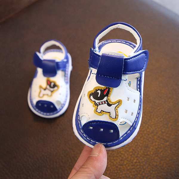 Sandale pentru copii cu aplicație de culoare roșu, albastru și galben potrivite pentru băiat și fată