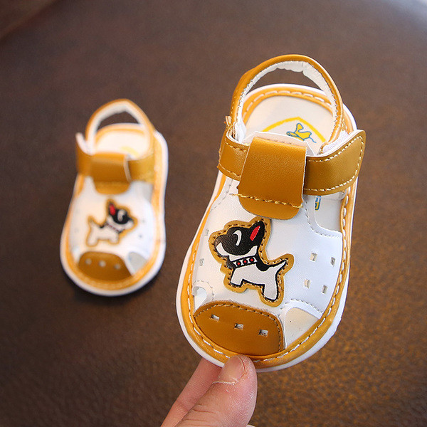 Sandale pentru copii cu aplicație de culoare roșu, albastru și galben potrivite pentru băiat și fată