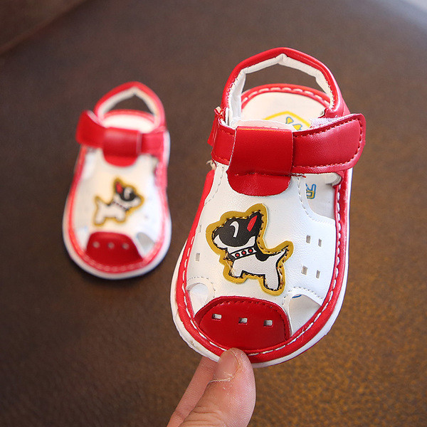 Sandale pentru copii cu aplicație de culoare roșu, albastru și galben potrivite pentru băiat și fată