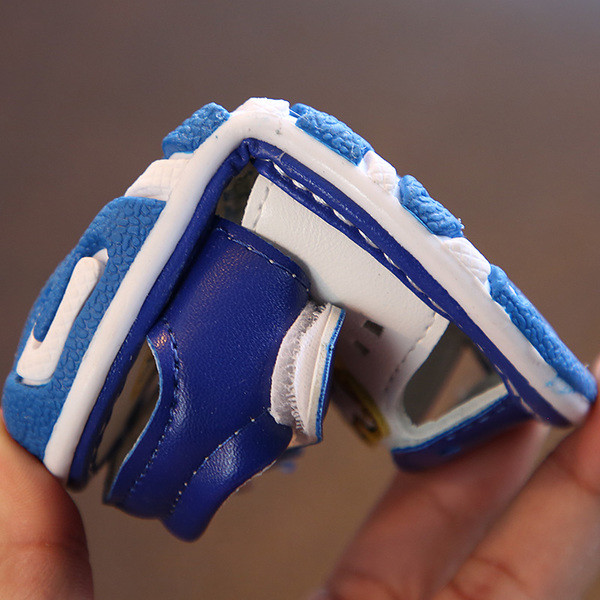 Sandale pentru copii cu aplicație de culoare roșu, albastru și galben potrivite pentru băiat și fată