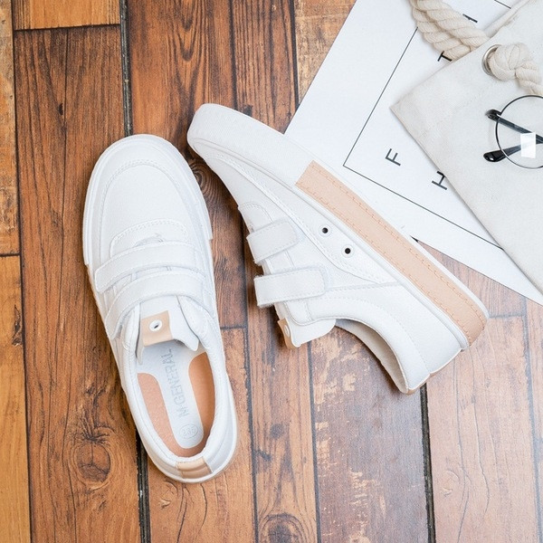 Adidasi de dama in alb si negru cu autocolante