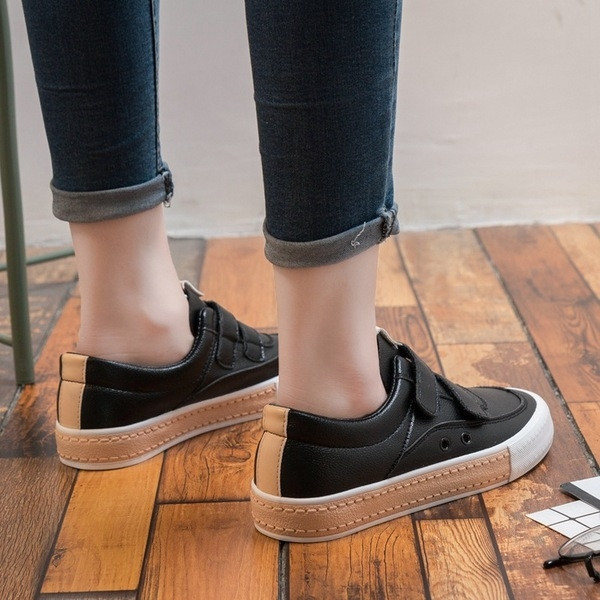 Adidasi de dama in alb si negru cu autocolante