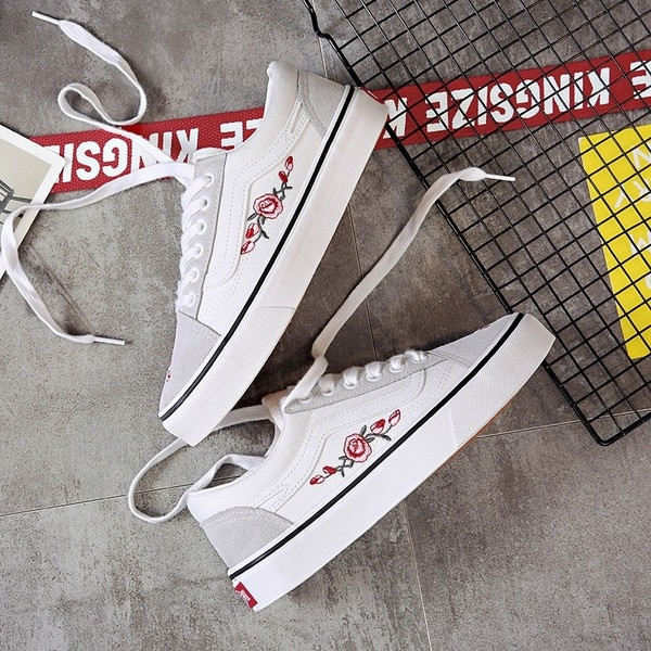 Adidasi de dama cu motive florale in alb si negru