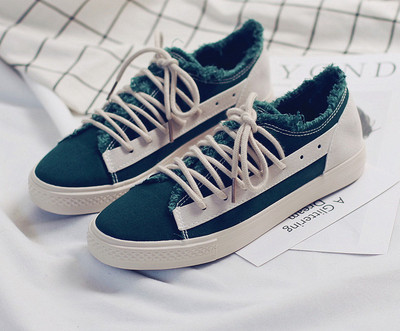 Adidași de damă cu talpă plată, în negru și verde