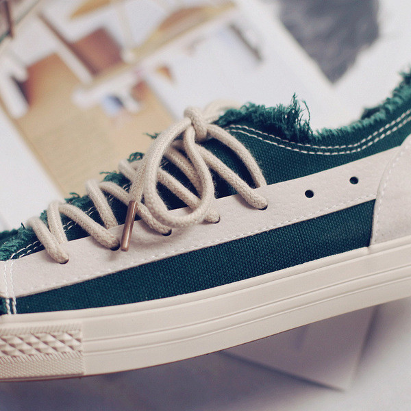 Adidași de damă cu talpă plată, în negru și verde