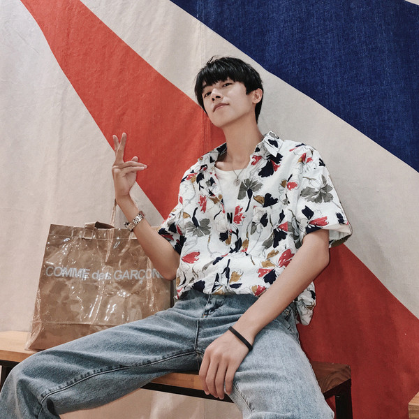 Cămașă de vară pentru bărbați cu mâneci scurte cu motive florale în două culori