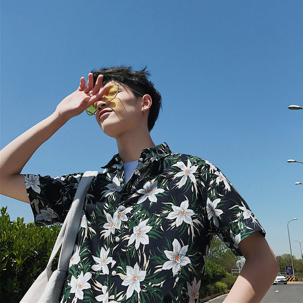 Cămașă bărbătească colorată cu mâneci scurte model larg