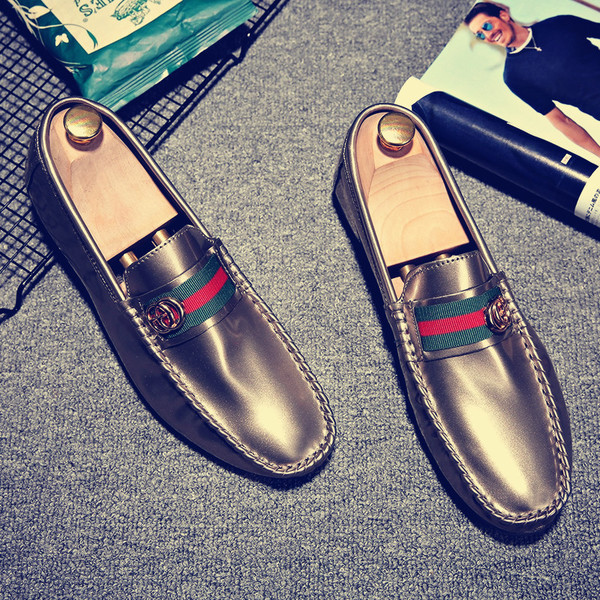 Modern férfi mokaszinok többféle modellben