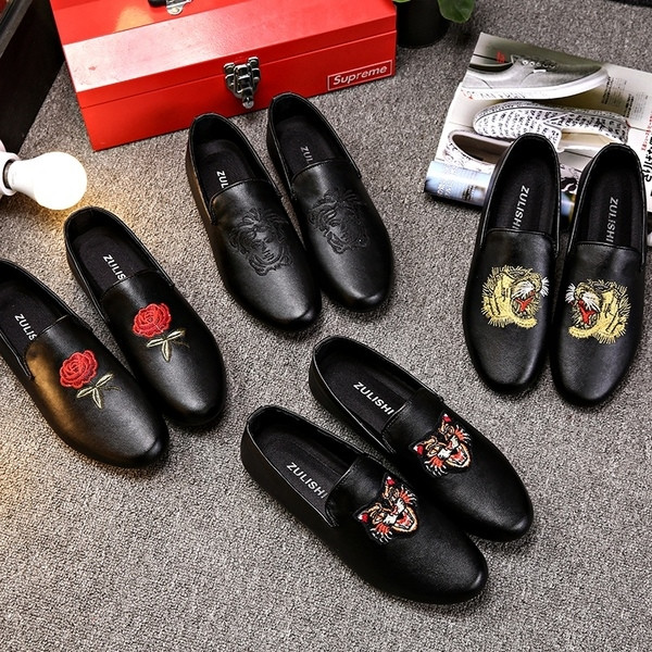 Modern férfi mokaszinok többféle modellben