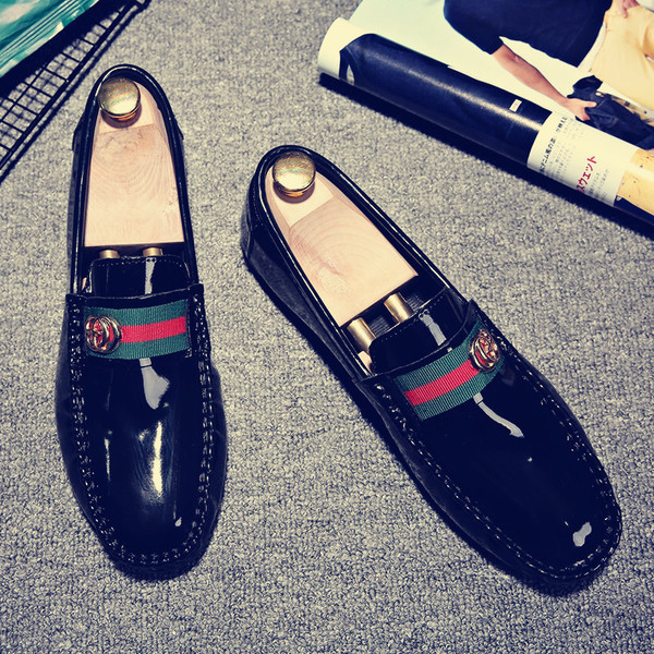 Modern férfi mokaszinok többféle modellben