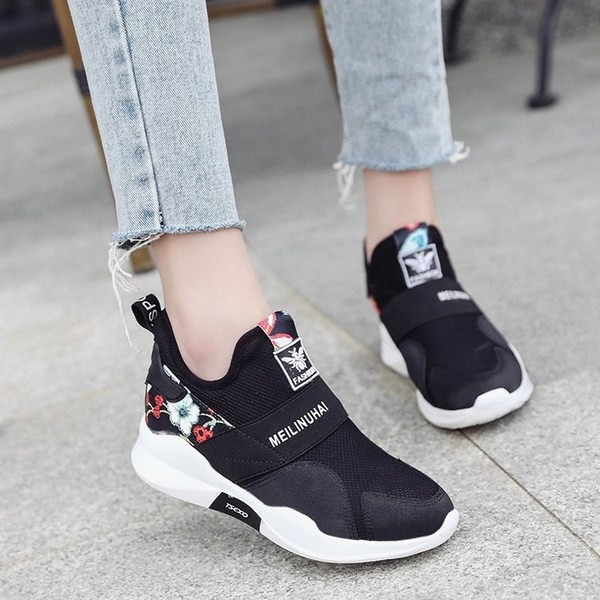 Adidași de damă fără cravate cu motive florale și inscripție în alb și negru