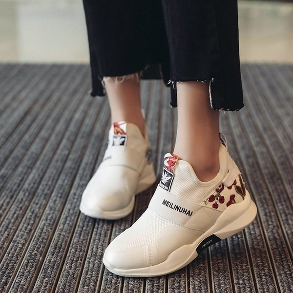 Adidași de damă fără cravate cu motive florale și inscripție în alb și negru