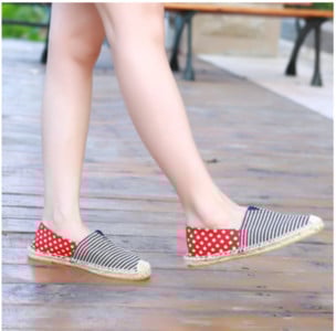 Mindennapi használatra alkalmas anyagból készült férfi mokaszinok