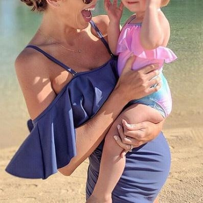 Teljes fürdőruha terhes nőknek két színben