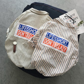 Cămașă bărbătească în dungi cu inscripții colorate pe spate în două culori