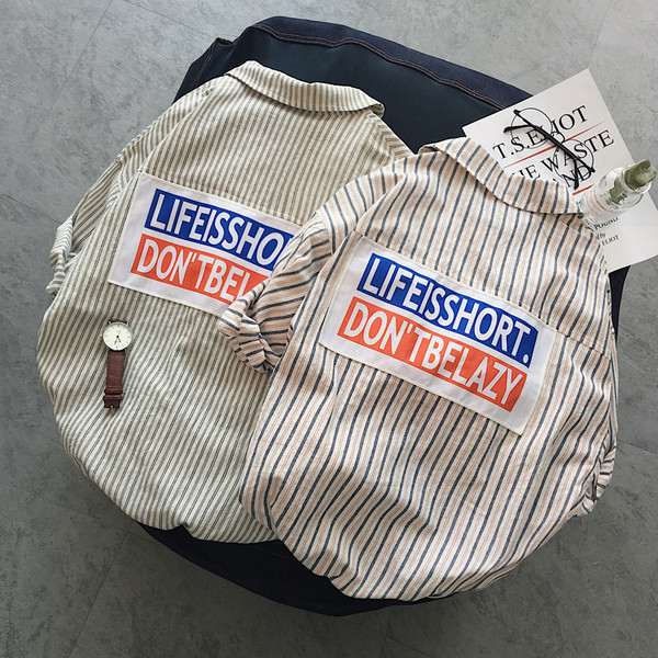 Cămașă bărbătească în dungi cu inscripții colorate pe spate în două culori