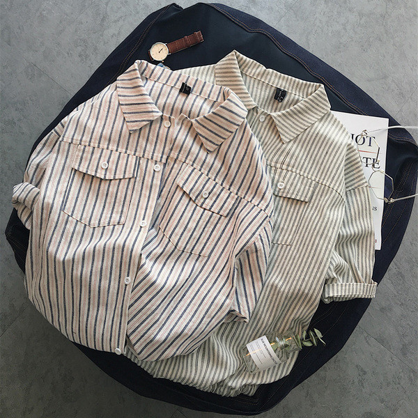 Cămașă bărbătească în dungi cu inscripții colorate pe spate în două culori