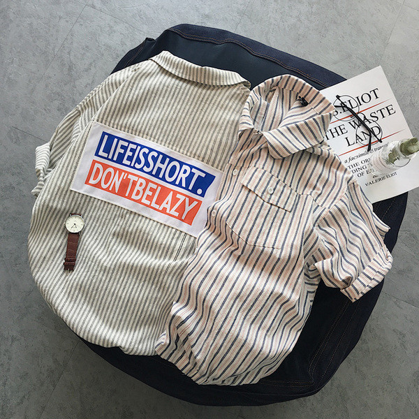 Cămașă bărbătească în dungi cu inscripții colorate pe spate în două culori