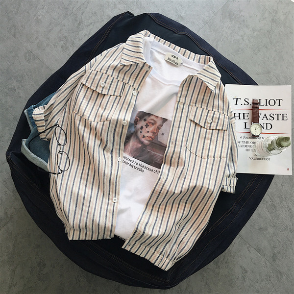 Cămașă bărbătească în dungi cu inscripții colorate pe spate în două culori