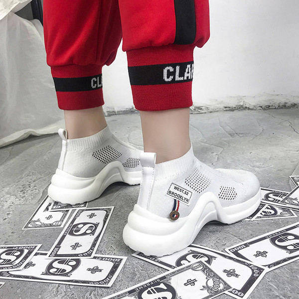 Γυναικεία αθλητικά παπούτσια καλοκαιρινά σε μαύρο, κόκκινο και λευκό χρώμα