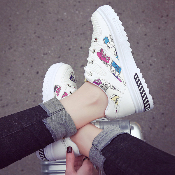 Adidasi comozi de dama cu aplicatii in alb si negru