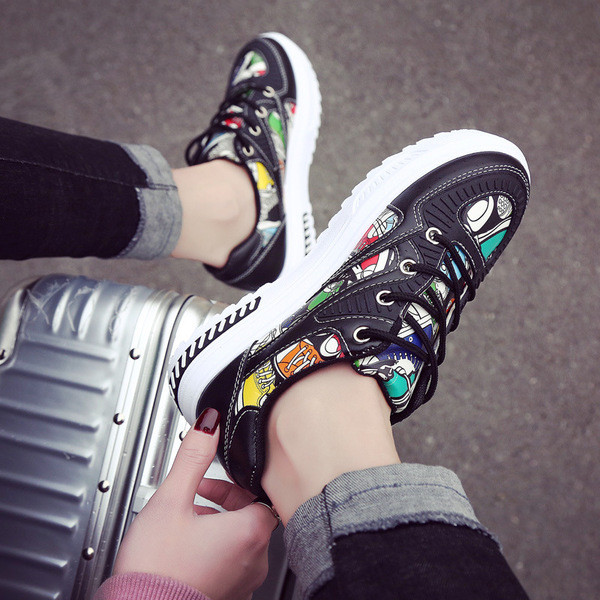 Adidasi comozi de dama cu aplicatii in alb si negru