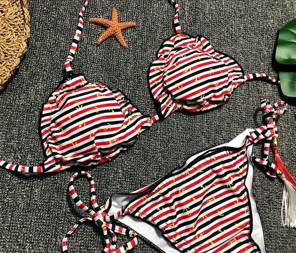 Costum de baie modern de damă din două piese cu ciucuri