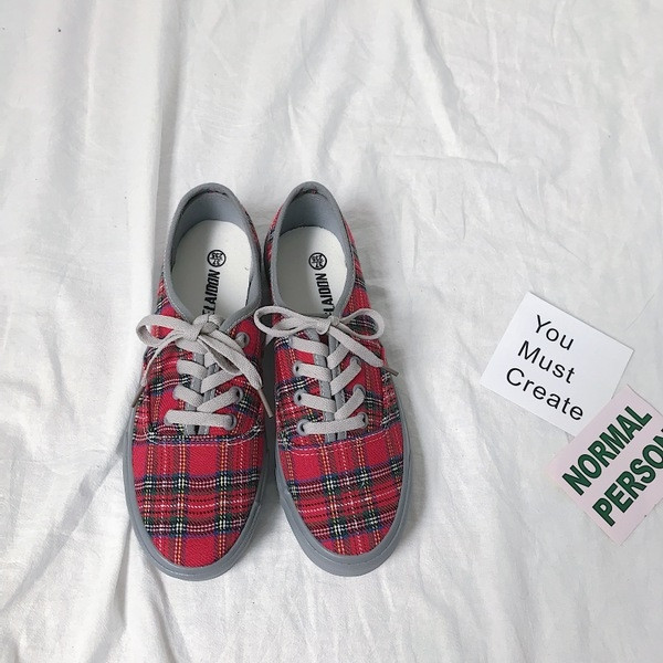 Γυναικεία αθλητικά πάνινα παπούτσια σε δύο χρώματα