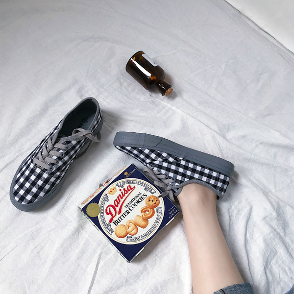 Γυναικεία αθλητικά πάνινα παπούτσια σε δύο χρώματα