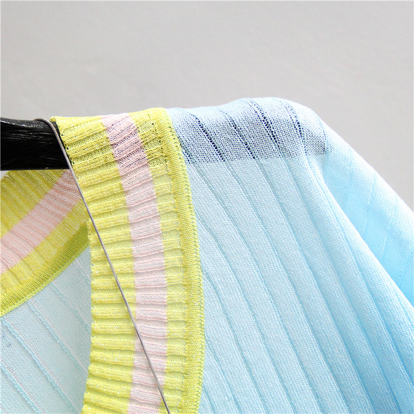 Tricou de damă cu decolteu în V - rep