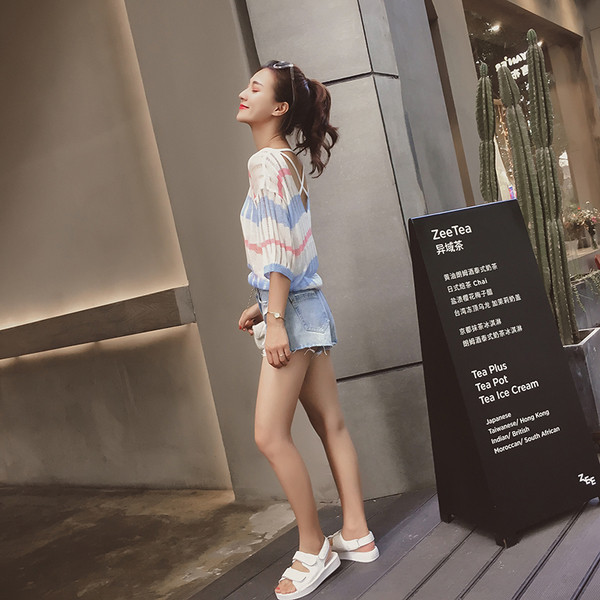 Modern női póló - széles, nyakkendős modell