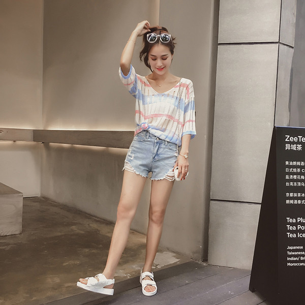 Modern női póló - széles, nyakkendős modell