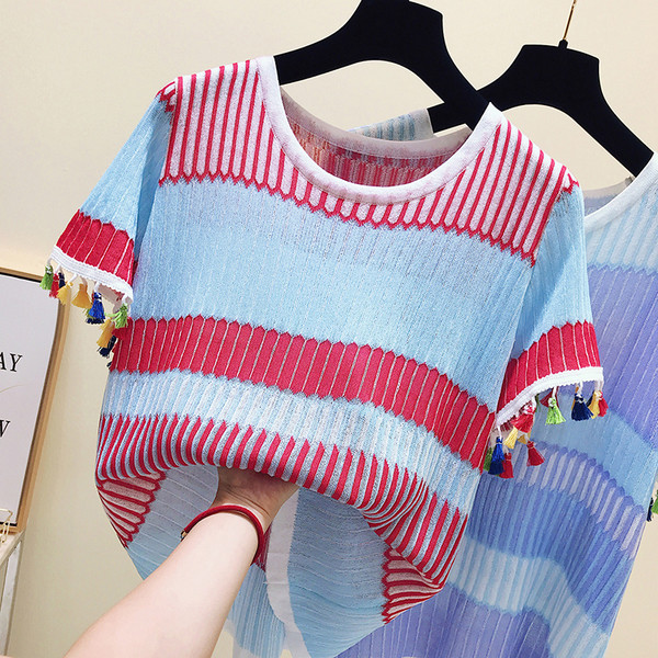 Széles modell női póló bojtokkal az ujjakon és O-nyakú 2 színben