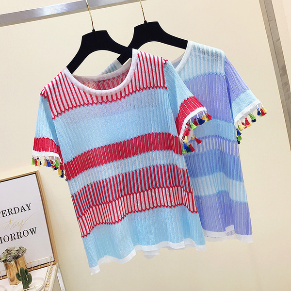 Széles modell női póló bojtokkal az ujjakon és O-nyakú 2 színben