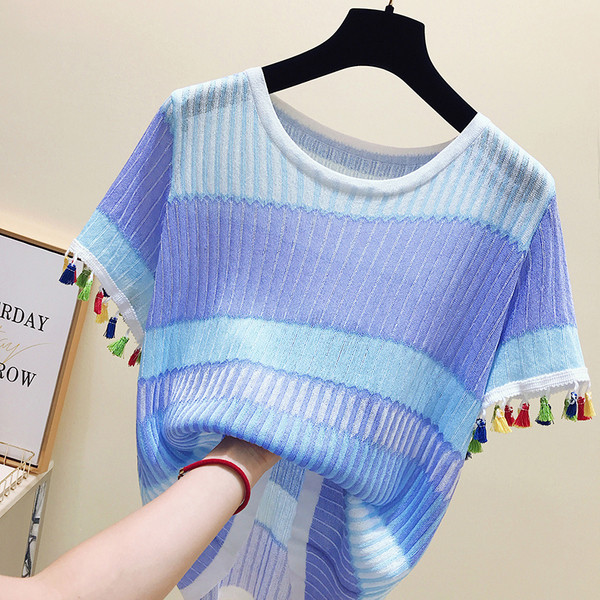 Széles modell női póló bojtokkal az ujjakon és O-nyakú 2 színben