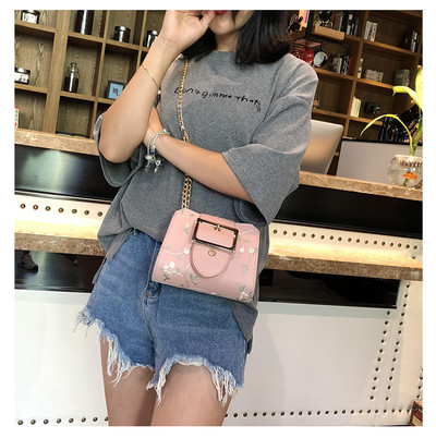 Geanta de dama cu broderie florala in roz, verde si alb