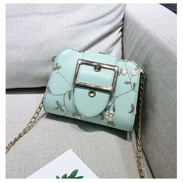 Geanta de dama cu broderie florala in roz, verde si alb