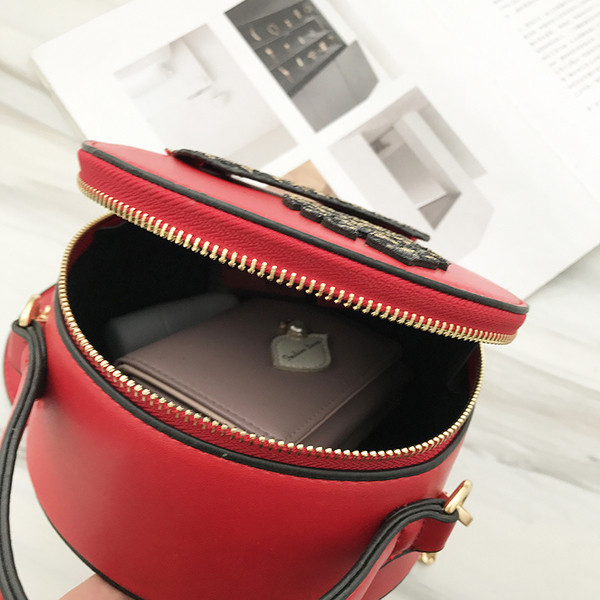 Geanta de dama cu forma rotunda si decor stralucitor in mai multe culori