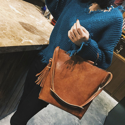 Κομψή γυναικεία τσάντα από οικολογικό δέρμα με μικρή και μακρά λαβή σε καφέ και πράσινο χρώμα