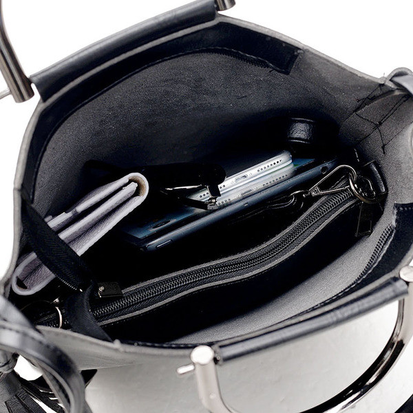 Κομψή γυναικεία τσάντα από οικολογικό δέρμα με μικρή και μακρά λαβή σε καφέ και πράσινο χρώμα