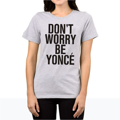 Γυναικεία μπλούζα με ενδιαφέρουσα επιγραφή και λαιμόκοψη