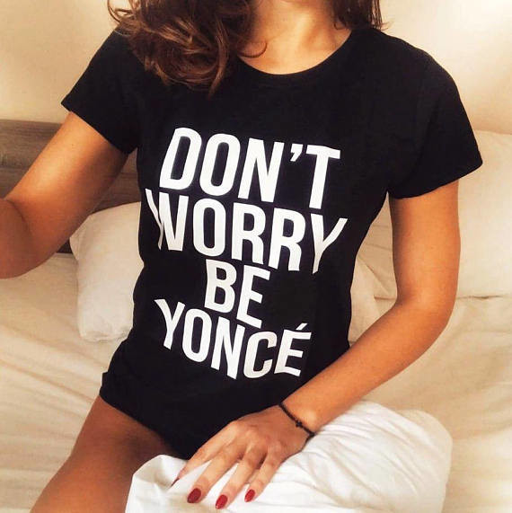 Γυναικεία μπλούζα με ενδιαφέρουσα επιγραφή και λαιμόκοψη