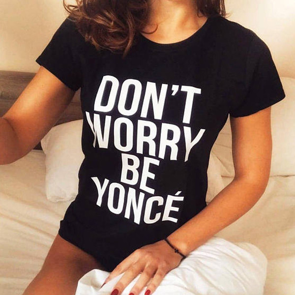 Γυναικεία μπλούζα με ενδιαφέρουσα επιγραφή και λαιμόκοψη