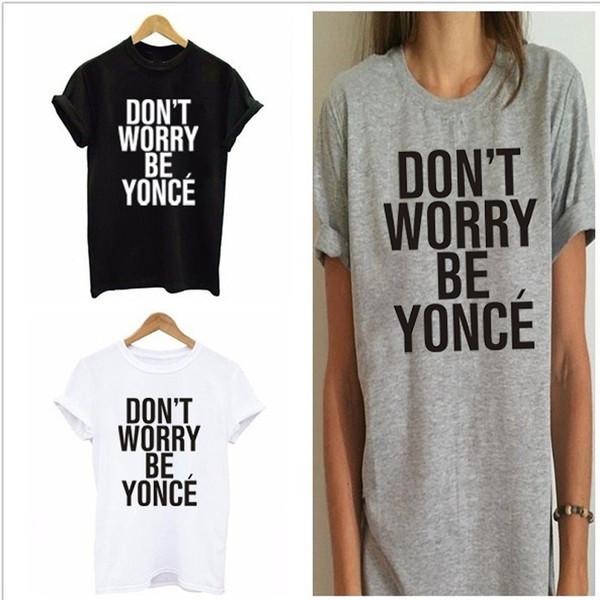 Γυναικεία μπλούζα με ενδιαφέρουσα επιγραφή και λαιμόκοψη