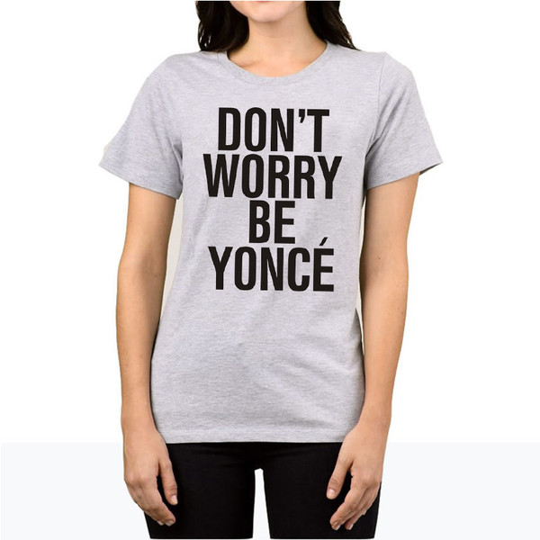 Γυναικεία μπλούζα με ενδιαφέρουσα επιγραφή και λαιμόκοψη