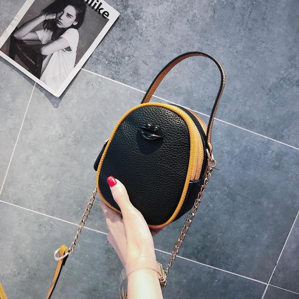 Geanta de dama comoda cu forma rotunda si decor in mai multe culori