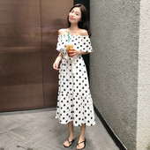 Καλοκαιρινό γυναικείο φόρεμα σε λεύκο χρώμα