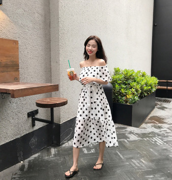 Καλοκαιρινό γυναικείο φόρεμα σε λεύκο χρώμα