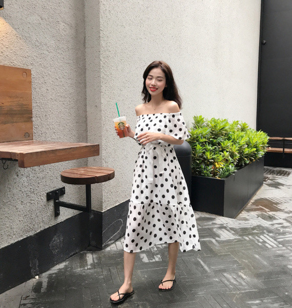 Καλοκαιρινό γυναικείο φόρεμα σε λεύκο χρώμα