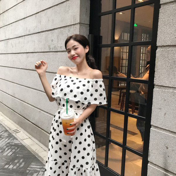 Καλοκαιρινό γυναικείο φόρεμα σε λεύκο χρώμα